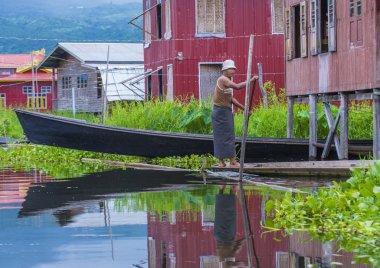 Intha adam Inle Gölü Myanmar teknesinde