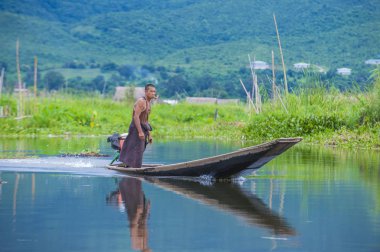 Intha adam Inle Gölü Myanmar teknesinde