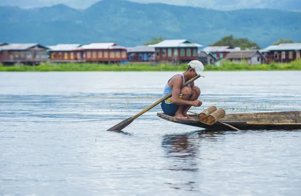 Birman balıkçı Inle Gölü — Stok fotoğraf