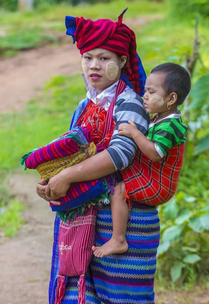 Portret van Intha stam vrouw in Myanmar — Stockfoto