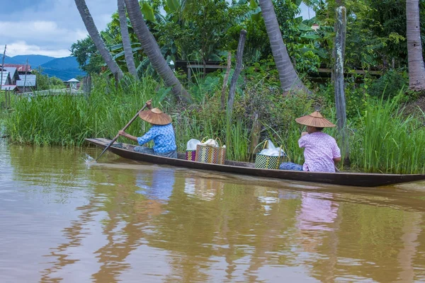 Intha lidí na tu loď v Myanmaru jezero Inle — Stock fotografie