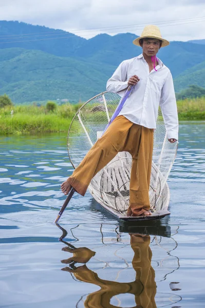 Бирманский рыбак на озере Инле — стоковое фото