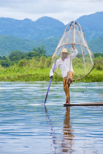 Barmský rybář na jezeře inle lake — Stock fotografie