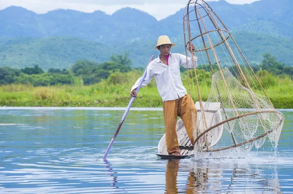 Burmese fisherman at Inle lake — Stock Photo, Image