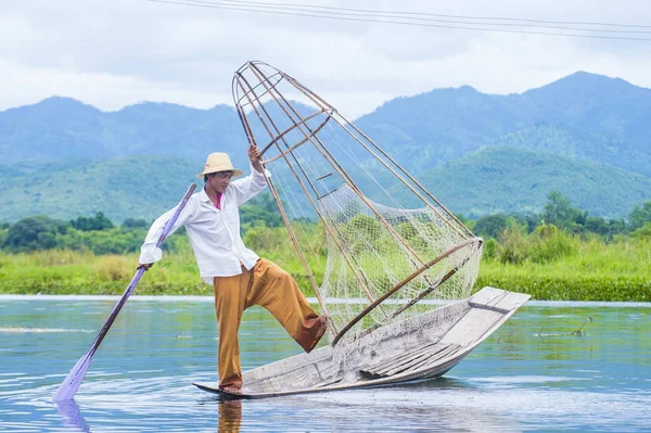 Birman balıkçı Inle Gölü — Stok fotoğraf