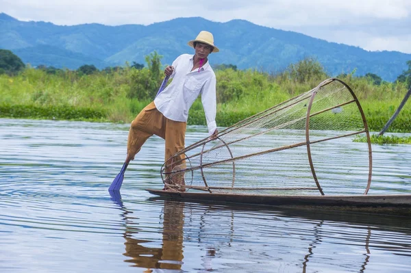 Burmese fisherman at Inle lake — Stock Photo, Image