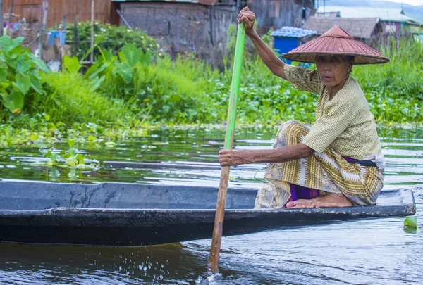 インレー湖ミャンマーで彼女のボートのインダー女性 — ストック写真
