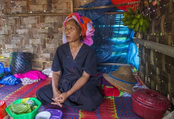 Портрет женщины племени Пао в Мьянме — стоковое фото
