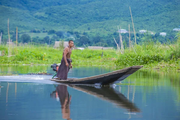 Intha adam Inle Gölü Myanmar teknesinde — Stok fotoğraf
