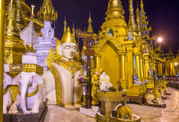 Shwedagon pagoda in Yangon, Myanmar —  Fotos de Stock