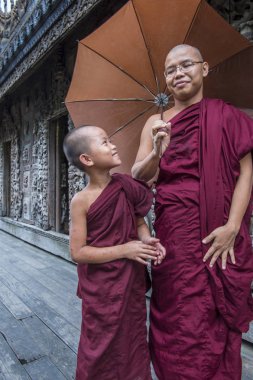 Rahipler at Mandalay, Myanmar Shwenandaw Manastırı