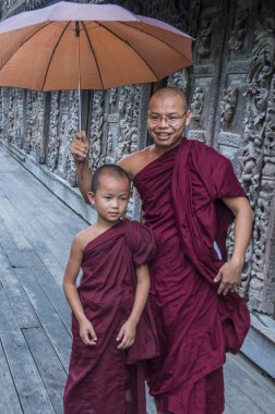 Rahipler at Mandalay, Myanmar Shwenandaw Manastırı