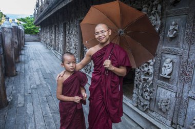 Rahipler at Mandalay, Myanmar Shwenandaw Manastırı
