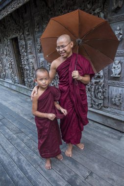 Rahipler at Mandalay, Myanmar Shwenandaw Manastırı