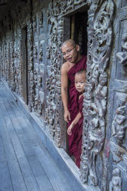Rahipler at Mandalay, Myanmar Shwenandaw Manastırı