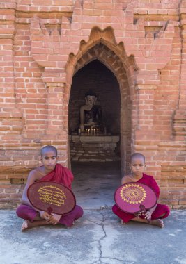 Acemi rahipler de bagan Myanmar