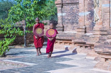 Acemi rahipler de bagan Myanmar