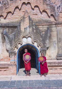 Acemi rahipler de bagan Myanmar
