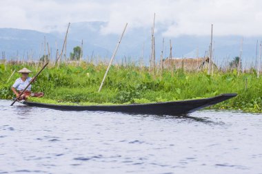 Intha kadın Inle Gölü Myanmar teknesinde