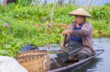 Intha kadın Inle Gölü Myanmar teknesinde