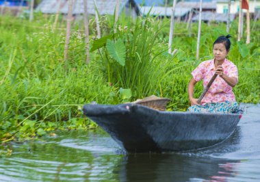 Intha kadın Inle Gölü Myanmar teknesinde