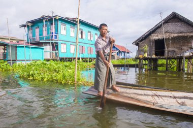 Intha adam Inle Gölü Myanmar teknesinde