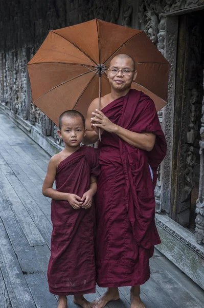 Monjes en el Monasterio Shwenandaw en Mandalay, Myanmar — Foto de Stock