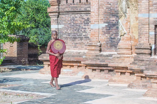Початківець ченцем в Баган М'янма — стокове фото