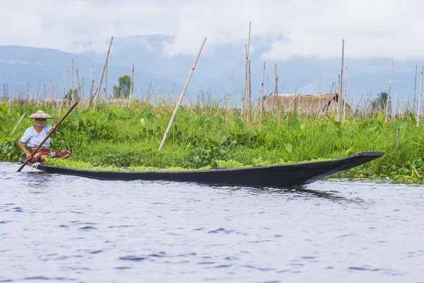 Intha žena na lodi v Myanmaru jezero Inle — Stock fotografie