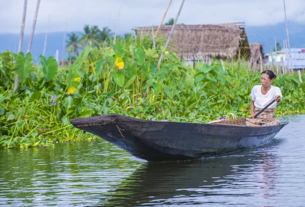 Intha žena na lodi v Myanmaru jezero Inle — Stock fotografie