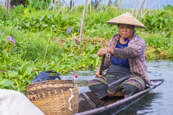 Intha žena na lodi v Myanmaru jezero Inle — Stock fotografie