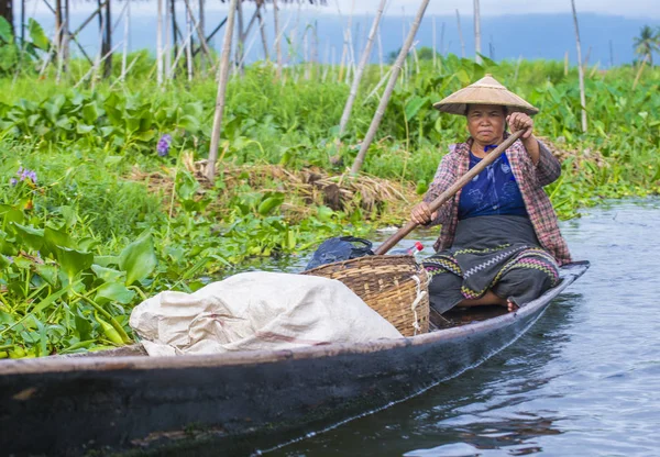 Intha vrouw op zijn boot in Inle lake Myanmar — Stockfoto