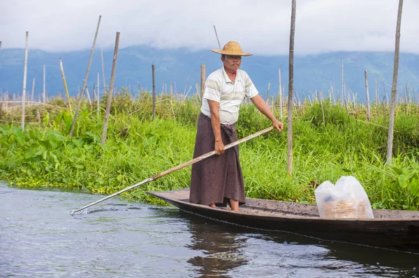 Intha vrouw op zijn boot in Inle lake Myanmar — Stockfoto