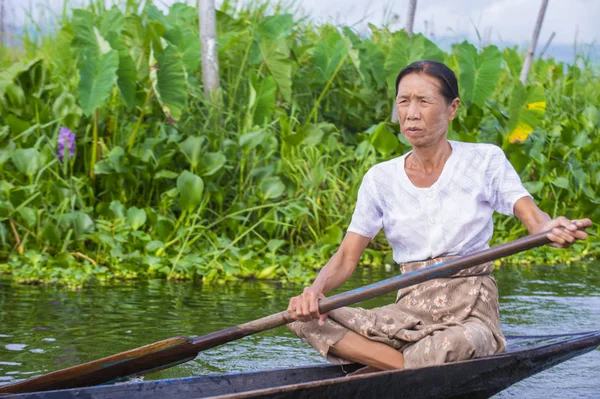 Гребли жінка на його човні в озері Інле озеро М'янма — стокове фото