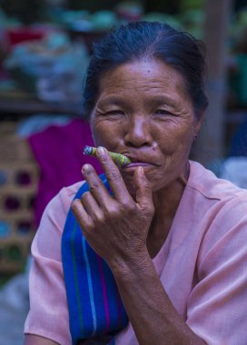 Birman kadın bir cheroot puro Sigara