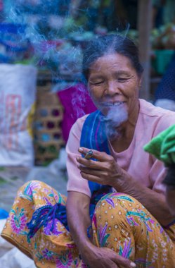 Birman kadın bir cheroot puro Sigara