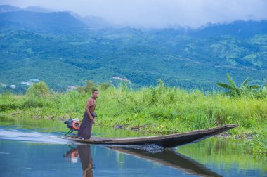 Intha adam Inle Gölü Myanmar teknesinde