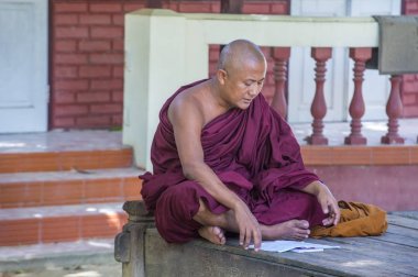 Rahipler at Mahagandayon Manastırı Myanmar