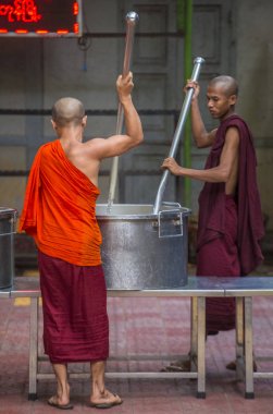 Rahipler at Mahagandayon Manastırı Myanmar