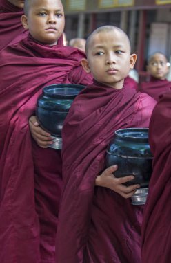 Rahipler at Mahagandayon Manastırı Myanmar