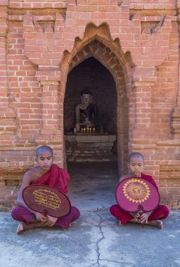 Acemi rahipler de bagan Myanmar