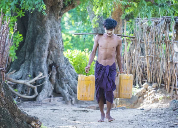 Birmese boer uitvoering plastic emmers met water gevuld — Stockfoto