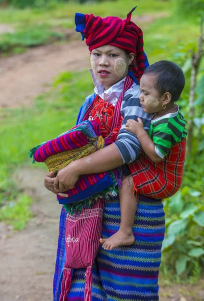 Porträt einer Frau aus dem Stamm Intha in Myanmar — Stockfoto
