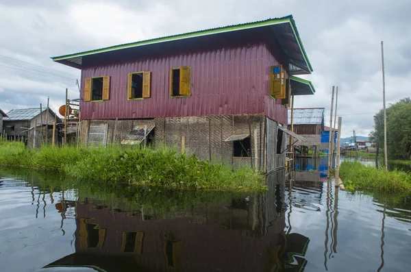 Traditionele houten paalwoningen in Inle lake Myanmar — Stockfoto