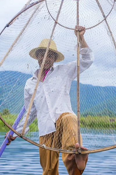 Burmese fisherman at Inle lake — Stock Photo, Image