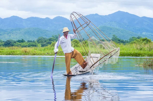 Burmese fisherman at Inle lake — Stock Photo, Image