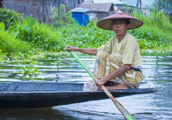 Intha kadın onun tekne Inle Gölü Myanmar — Stok fotoğraf