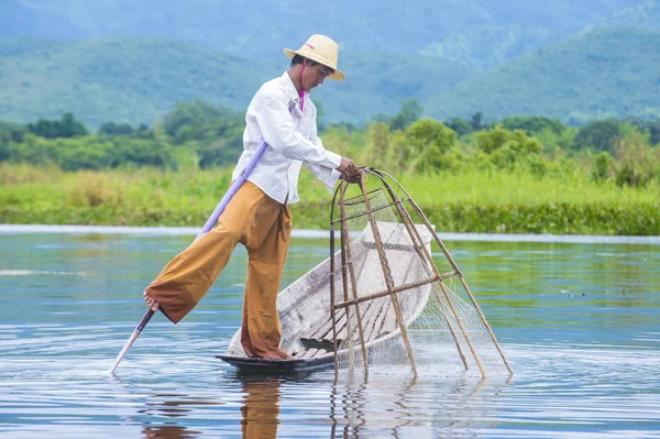 Burmese fisherman at Inle lake — Stock Photo, Image