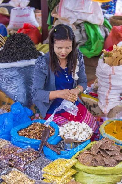 Grönsaker säljaren i Myanmar — Stockfoto