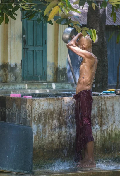 Monniken in het klooster van de Mahagandayon-Myanmar — Stockfoto